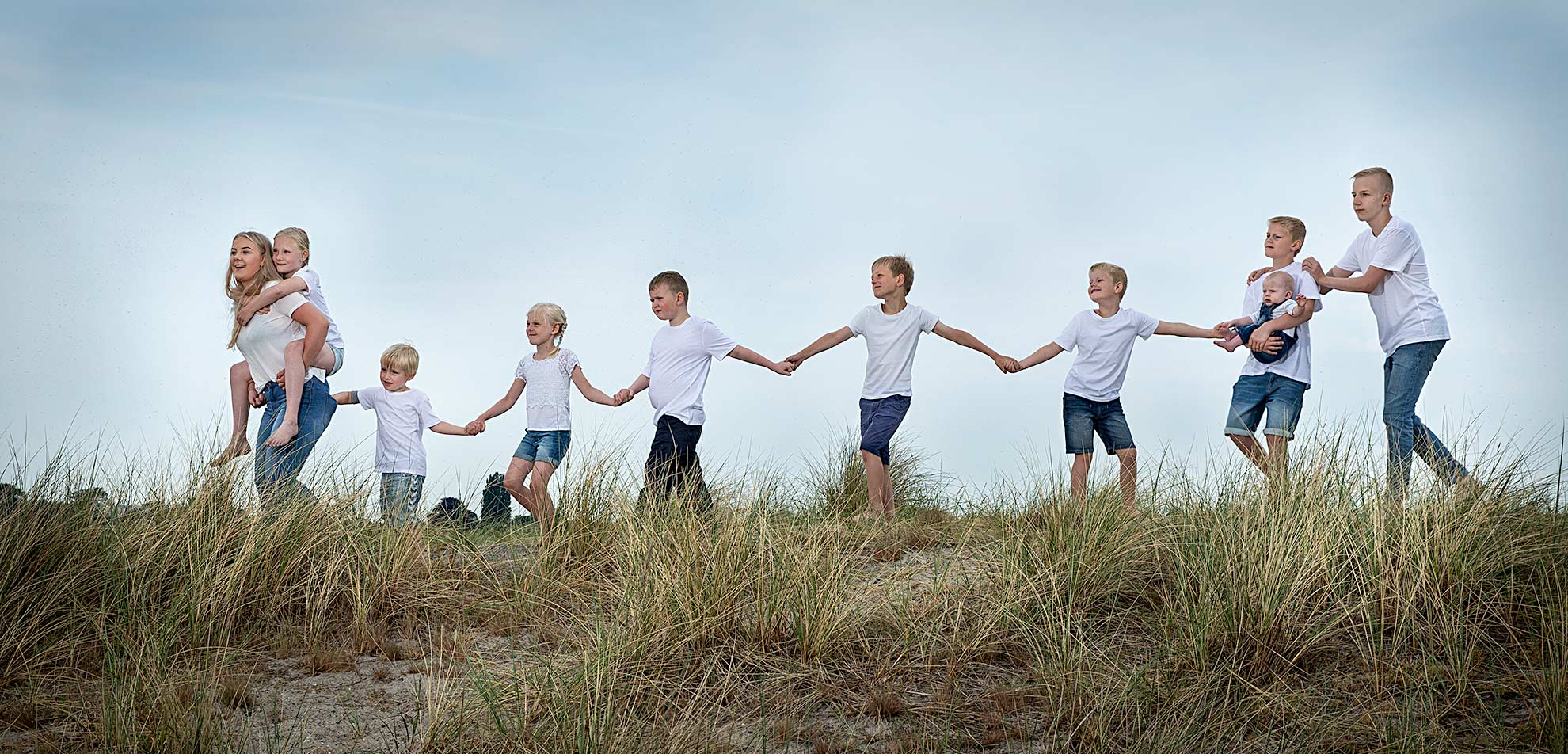 Kreativ gruppefoto og familiefoto ude i det fri her i København af fotograf Søren Weile