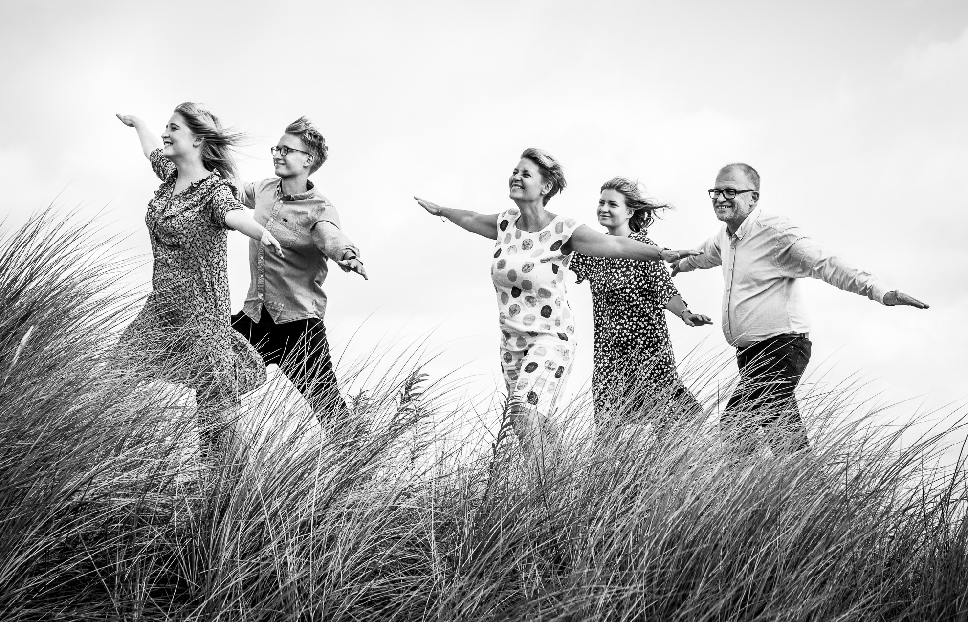 Locationfoto af familien Højmark fotograferet i København på Amager strand af fotograf Søren Weile fra Billedkomponisten.dk