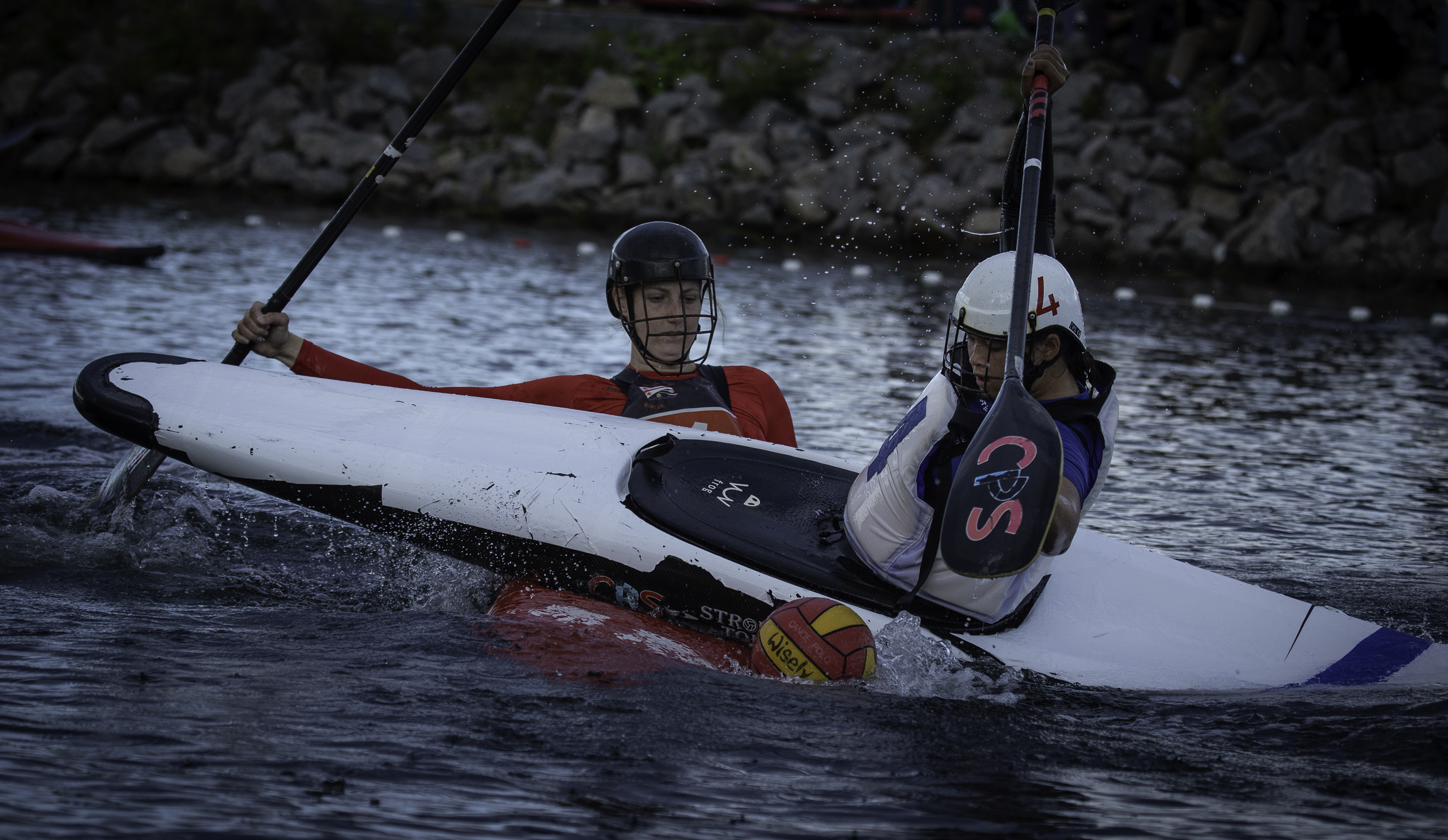 Vilde fotografier fra Danmarksmesterskaberne i kajakpolo 2020